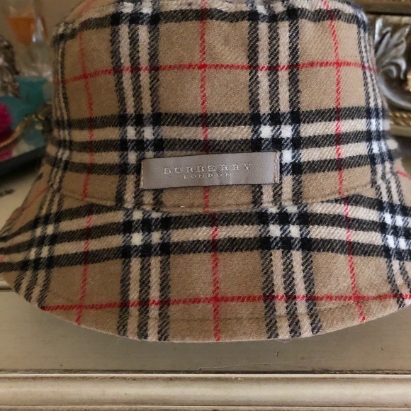 Accessories - Classic reversible Burberry hat.